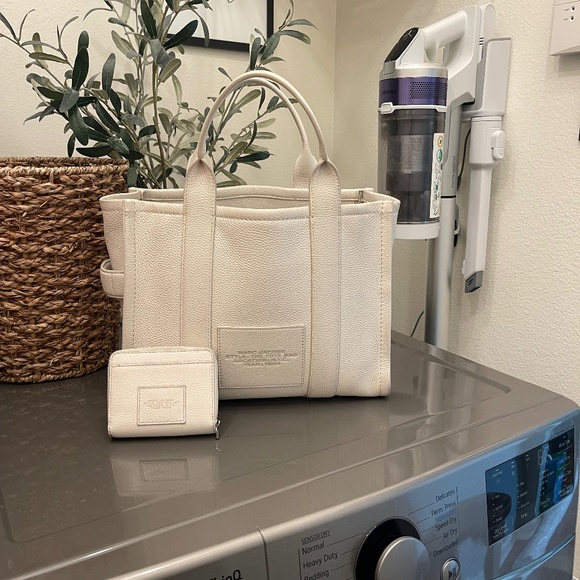 Marc Jacobs The Medium Leather Tote Bag With Wallet Set - Picture 2 of 15